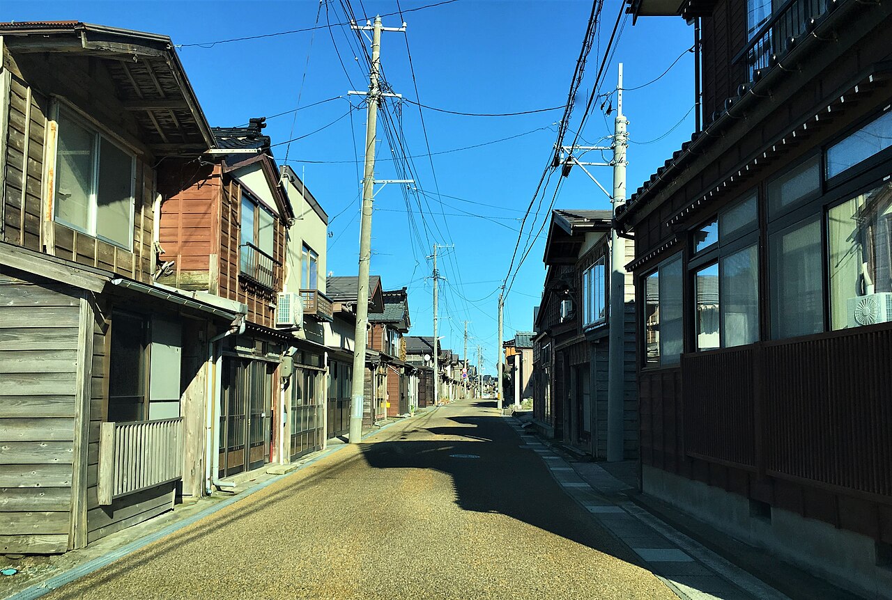 Narrow street lined with old wooden townhouses in Izumozaki.