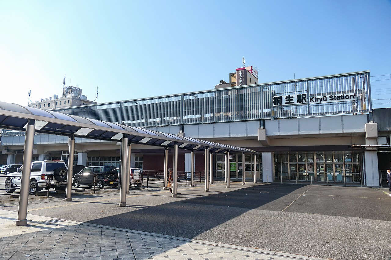 The elevated north exit of Kiryu Station, with a covered walkway across the forecourt.
