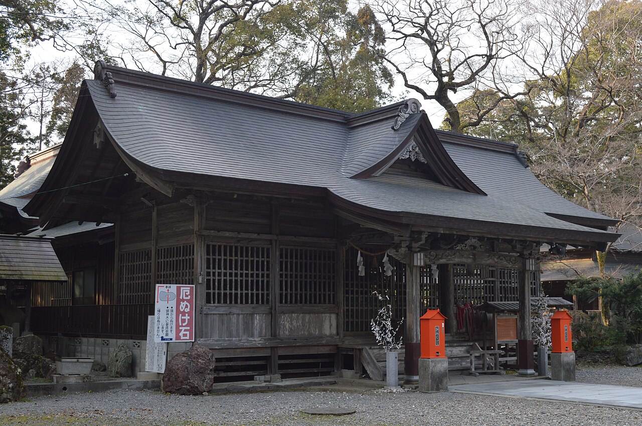 The wooden hall of Kure Hachimangu Shrine among old trees