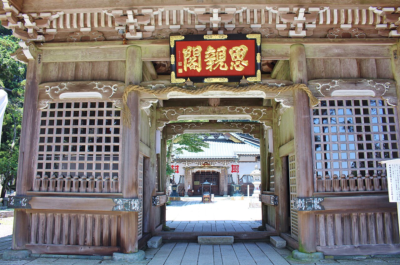 The wooden gate of Shishinkaku, with its name board, near the summit of Mt. Minobu